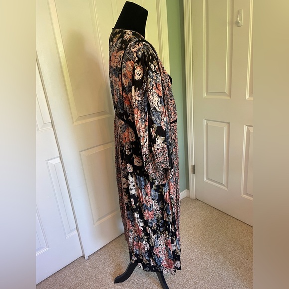 Angie Black and Floral Long Kimono Robe Duster - Size Large - Picture 5 of 7